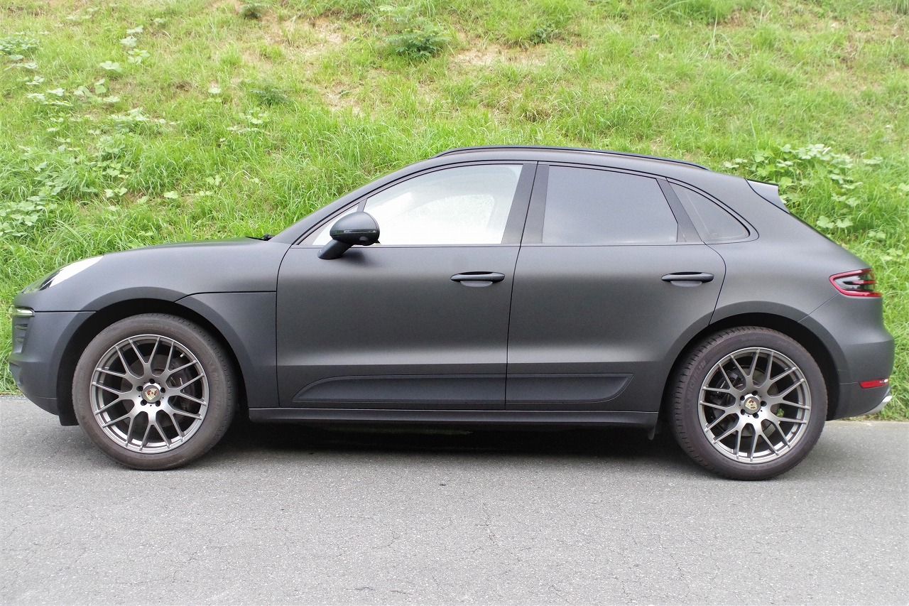 ポルシェ マカン マットブラック フルラッピング車 4WD（2016年）518万 